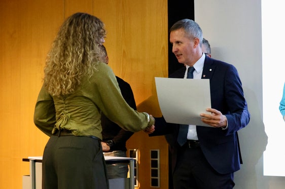 Tourismuslandesrat Luis Walcher überreichte die Diplome und würdigte die neuen Skilehrerinnen und Skilehrer als wichtige Botschafter Südtirols. (Foto: LPA/Ressort Land- und Forstwirtschaft und Tourismus/Sabine Pitscheider)