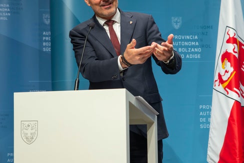 Il presidente altoatesino Kompatscher ha parlato del rapporto di sintesi del Gruppo intergovernativo di esperti sul cambiamento climatico, di cui Georg Kaser ha riferito durante la consueta seduta del martedì dell'esecutivo (Foto: ASP/Fabio Brucculeri)