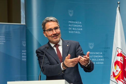 In der Pressekonferenz nach der Regierungssitzung ging Landeshauptmann Kompatscher auf den Synthesebericht des Weltklimarats ein, über den Georg Kaser in der heutigen Landesregierungssitzung berichtet hatte. (Foto: LPA/Fabio Brucculeri)