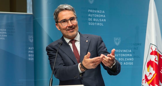 In der Pressekonferenz nach der Regierungssitzung ging Landeshauptmann Kompatscher auf den Synthesebericht des Weltklimarats ein, über den Georg Kaser in der heutigen Landesregierungssitzung berichtet hatte. (Foto: LPA/Fabio Brucculeri)