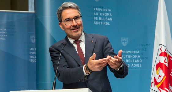 Il presidente altoatesino Kompatscher ha parlato del rapporto di sintesi del Gruppo intergovernativo di esperti sul cambiamento climatico, di cui Georg Kaser ha riferito durante la consueta seduta del martedì dell'esecutivo (Foto: ASP/Fabio Brucculeri)