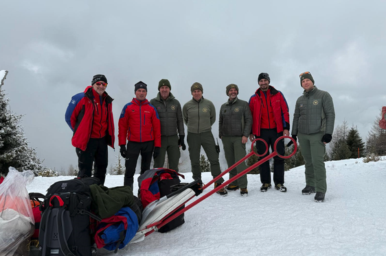 Verhalten im Notfall, Alarmierung der Rettungskräfte über den Notruf 112, Erste-Hilfe-Maßnahmen im Winter und Betreuung im Notfall, Lawinen-Verschütteten-Suche, Ausrüstung im Winter und Kameradenrettung: Das wurde den Schülerinnen und Schülern von Förstern und Mitgliedern des Bergrettungsdienstes vermittelt. (Foto: LPA/Forstinspektorat Brixen)