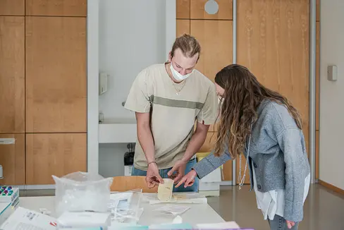Il “Taschengeld“ per gli studenti di infermieristica della Claudiana sarà aumentato a 15 euro per ogni ora di tirocinio. In questo modo si vuole mantenere l’attrattività dell'Alto Adige come luogo di studio (Foto: ASP/Claudia Corrent)