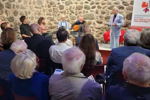 Auf humorvolle Art und Weise stellte der emeritierte Innsbrucker Universitätsprofessor Max Siller das Leben und Wirken des Tiroler Mönchs Heinrich Haller bei der Euregio-Kulturveranstaltung im Waaghaus in Bozen vor. (Foto: Euregio/Armin Gluderer)