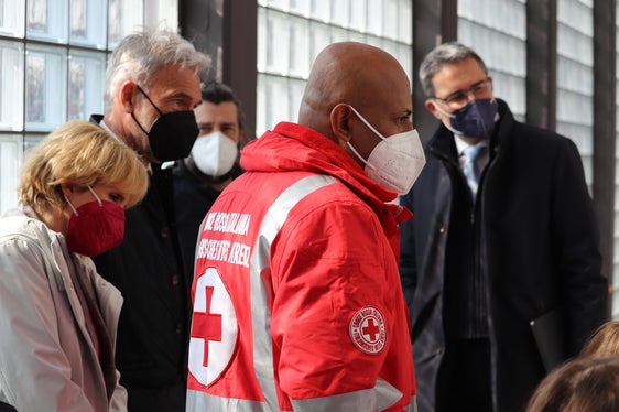 Collaboratori di varie associazioni aiutano nel Centro di prima accoglienza di Bolzano Sud per i profughi ucraini, nella foto Raja Shahed, volontario del Comitato nazionale della Croce Rossa Italiana (Foto: ASP/Maja Clara)