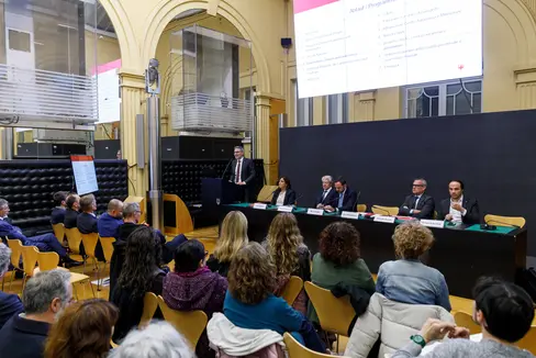 Il presidente della Provincia Arno Kompatscher (da sinistra), l'assessore comunale alla Cultura Chiara Rabini, il sindaco Renzo Caramaschi e gli assessori provinciali Marco Galateo, Christian Bianchi e Philipp Achammer hanno presentato il previsto Centro per le biblioteche, l'autonomia e le minoranze a circa 80 collaboratori. (Foto: USP/Tiberio Sorvillo)