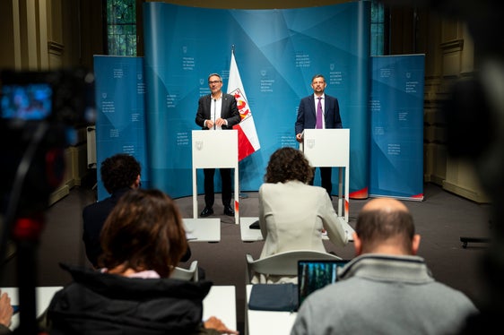 L'assessore alla mobilità Daniel Alfreider (a destra) ha illustrato le delibere approvate oggi dalla Giunta provinciale assieme al presidente Arno Kompatscher (Foto: USP/Fabio Brucculeri)