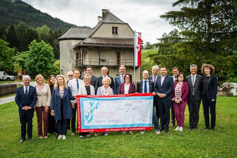 Conclusione simbolica dell’Anno dei Musei Euregio 2025: i rappresentanti del coordinamento dell’Anno dei Musei hanno consegnato la bandiera itinerante all’Assemblea dell'Euregio. (Foto: Land Tirol/Fitsch)
