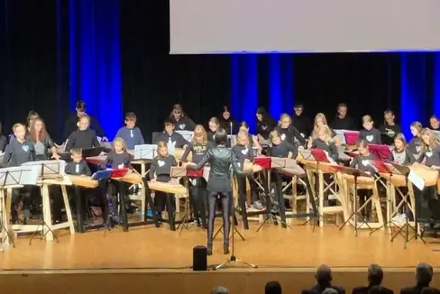 Gemeinsam mit deutschen und österreichischen Zitherspielenden hat Südtirols Zitherjugend in der Freiheitshalle in Hof bei Salzburg gerockt. (Foto: LPA/Stefan Mücksch)