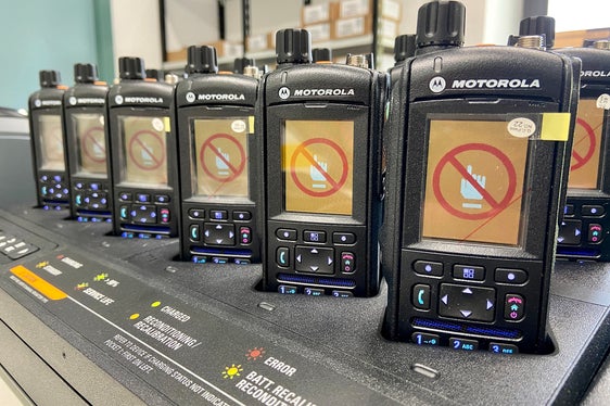 Alle 306 Freiwilligen Feuerwehren in Südtirol sind jetzt mit Digitalfunkgeräten (im Bild) ausgerüstet. (Foto: Landesverband der Freiwilligen Feuerwehren/Diddi Osele)