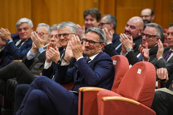 Il presidente della Provincia ha applaudito l'intervento del collega Renzo Testolin. L'evento ha visto anche gli interventi del presidente del Consiglio della Valle d’Aosta Alberto Bertin e del presidente del Consorzio degli enti locali della Valle d’Aosta Alex Micheletto. (Foto: Ufficio stampa Regione autonoma Valle d'Aosta)