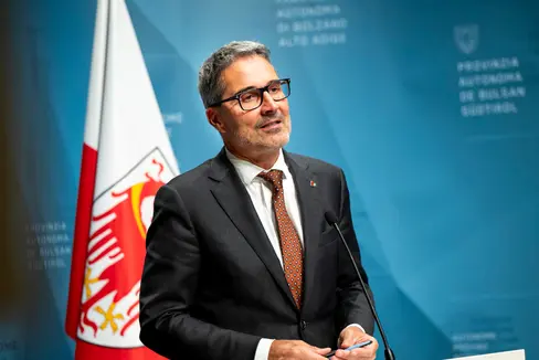 L presidënt dla Jonta provinziela de Bulsan Arno Kompatscher nvieia duc chiche à dërt de lita de se nuzé ativamënter de chësc mesun. (Foto: USP/Fabio Brucculeri)