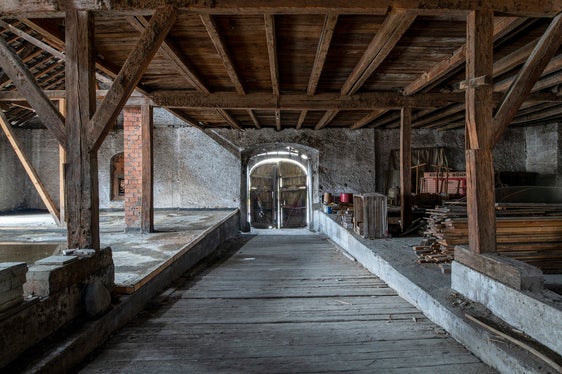 Hinter dem vermutlich im 19. Jahrhundert errichteten äußeren Stadeltor ist noch das originale innere Stadeltor mit Rundbogenabschluss und Steinfassung zu erkennen. (Foto: LPA/Landesdenkmalamt)