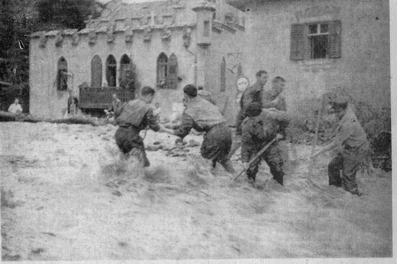 Der Fagenbach ist einer der Bäche, die Bozen bei Hochwasser und Wildbachüberschwemmungen bedrohen könnten. Das Archivbild zeigt das letzte große Hochwasser im August 1957, als der Fagenbach über die Ufer trat. (Foto: Archiv Agentur für Bevölkerungsschutz)