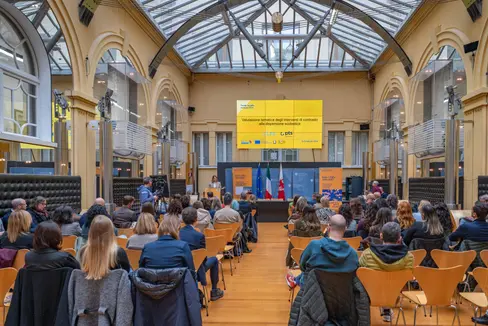 Nell’ambito dell’iniziativa “S.T.A.Y. in School” sono stati realizzati 9 progetti nelle scuole dell’Alto Adige. A tal fine, il Fondo sociale europeo Plus ha messo a disposizione della Provincia autonoma di Bolzano 21 milioni di euro. Il 22 ottobre le iniziative sono state presentate nel cortile interno di Palazzo Widmann. (Foto: USP/Greta Stuefer)
