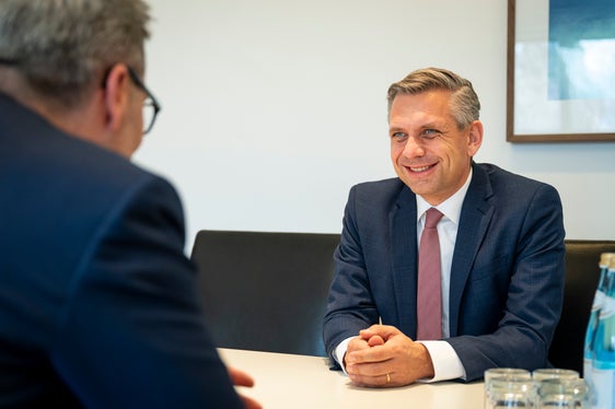 “Il colloquio ha dimostrato quanto siano strettamente legate molte questioni economiche e sociali. L'Alto Adige può svolgere un'importante funzione di ponte in questo senso”, ha affermato il presidente della Provincia Arno Kompatscher (di spalle). (Foto: USP/Fabio Brucculeri)