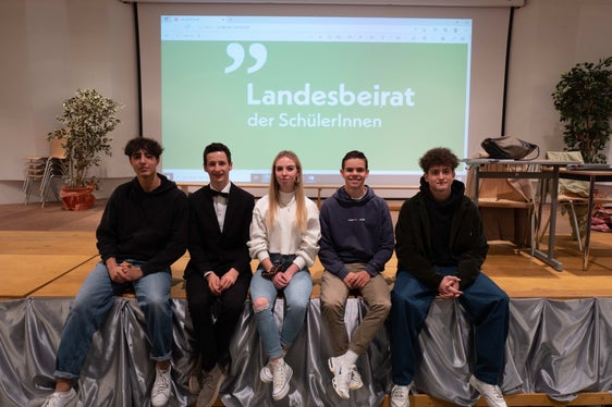 Der neu gewählte Vorstand des Landesbeirates der Schülerinnen und Schüler mit (v. l.) Timo Kompatscher (Vorsitzender), Georg Rabanser (Stellvertreter), Franziska Plunger, Simon Wachtler, Kassian Kastlunger (Foto: LBS)