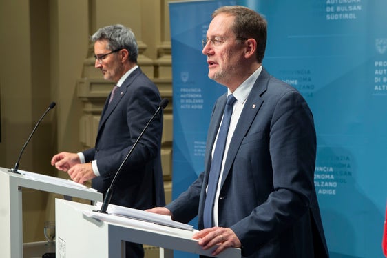 Der Tausch der Eigentumsanteile unterstreicht den europäischen Geist der gemeinsam genutzten Europahütte, betonen Landeshauptmann Kompatscher (l.) und Landesrat Bessone. (Foto: LPA/Fabio Bruccueri)