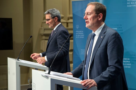 Der Tausch der Eigentumsanteile unterstreicht den europäischen Geist der gemeinsam genutzten Europahütte, betonen Landeshauptmann Kompatscher (l.) und Landesrat Bessone. (Foto: LPA/Fabio Bruccueri)