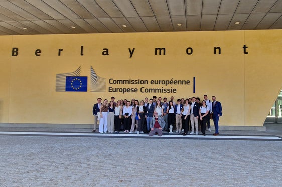Foto di gruppo davanti a uno degli edifici più importanti dell'UE, la sede della Commissione europea nel Palazzo Berlaymont (Foto: Euregio)