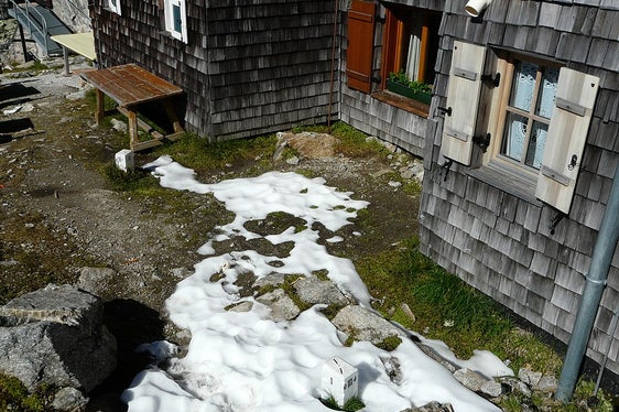 il confine che delimita il rifugio Europa, riconoscibile dalle due pietre (Foto: Whgler – Eigenes Werk, CC BY-SA 3. 0, https://commons. wikimedia. org/w/index. php?curid=35913092)