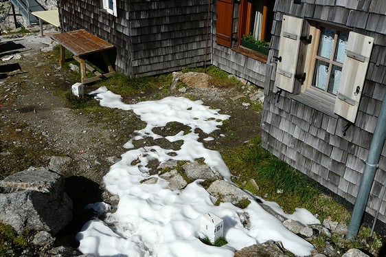 il confine che delimita il rifugio Europa, riconoscibile dalle due pietre (Foto: Whgler – Eigenes Werk, CC BY-SA 3. 0, https://commons. wikimedia. org/w/index. php?curid=35913092)