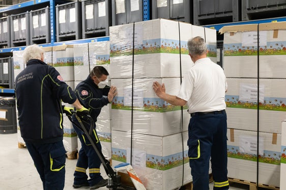 1000 Decken verladen Mitarbeiter und Helfer der Sektion Zivilschutz des Weißen Kreuzes, sie sind Teil des Hilfszugs für Ukraine-Flüchtlinge in der Republik Moldau. (Foto: Zivilschutz Weißes Kreuz)