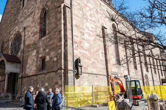 Lokalaugenschein an der Baustelle vor dem Bozner Dom: Mit dem Fernheizwerk Bozen können aktuell über 25.000 Tonnen CO₂-Emissionen pro Jahr eingespart werden. (Foto: LPA/Fabio Brucculeri)