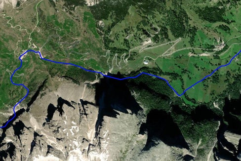 Die neue unterirdische Stromverbindung zwischen den Gemeinden Lajen und Corvara soll innerhalb 2025 fertiggestellt sein. (Foto: LPA/Terna)