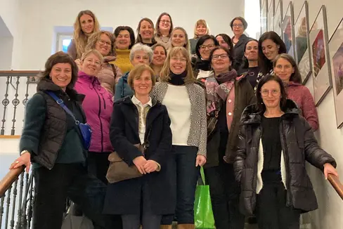 Silvia Degasperi, Paula Falk, Paula Helene Gasteiger, Barbara Gstrein, Priska Gufler, Elisabeth Haller, Jutta Kroess, Ursula Pattis, Lydia Perkmann, Annelies Planatscher, Tamara Premstaller, Paula Sattler, Gerlinde Taschler, Michaela Telser und Maria Theresia Wieser haben die Kursfolge absolviert. (Foto: LPA/Bildungsdirektion)