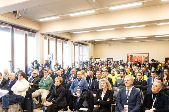 Um 10 Uhr wurde in Schabs das Projekt bei einer Pressekonferenz vorgestellt. Anwesend waren Minister Matteo Salvini (zweiter von links, im Publikum sitzend), Landesrat und Landeshauptmannstellvertreter Daniel Alfreider (auf dem Podium), der Geschäftsführer von RFI Aldo Isi (erster von links, im Publikum sitzend), die Sonderkommissarin für die Riggertal-Variante und den Bauleitplan von Brixen Paola Firmi (vierte von rechts) sowie der Bürgermeister von Natz-Schabs Alexander Überbacher. Ebenfalls anwesend waren die Bozner Vizepräfektin Margherita Toth (dritte von rechts) und Landesrat für Raumentwicklung Peter Brunner (erster von rechts).
(Foto: LPA/Tiberio Sorvillo)