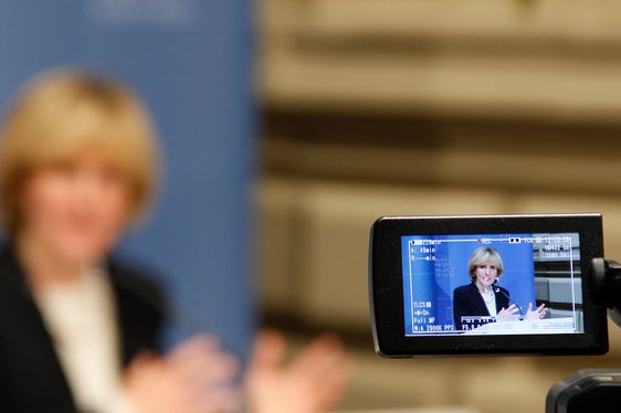 Il 17 luglio, l'assessora provinciale Waltraud Deeg, insieme ai partner dei suoi settori di competenza, fa il punto sul mandato in scadenza. (Foto: ASP/Greta Stuefer)