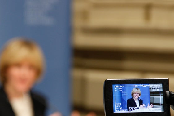 Il 17 luglio, l'assessora provinciale Waltraud Deeg, insieme ai partner dei suoi settori di competenza, fa il punto sul mandato in scadenza. (Foto: ASP/Greta Stuefer)