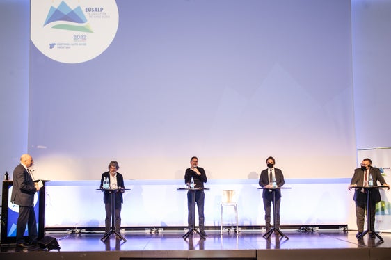 Stellten sich vor der heutigen Auftaktveranstaltung der Presse: (v.l.) Andreas Pfeifer, Reinhold Messner, Landeshauptmann Kompatscher, Landesrat Bisesti und der französische Staatssekretär Giraud. (Foto: LPA/Ivo Corrà)
