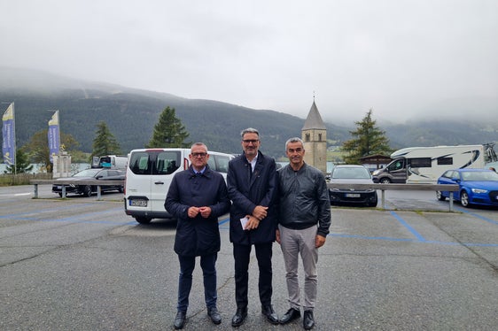 Il sindaco di Curon (a destra), nel corso di un incontro con il presidente Kompatscher (al centro), e l'assessore Bianchi (a sinistra) ha espresso piena soddisfazione per l'avvio dell'iniziativa. (Foto: USP/Gianluca Crocco)