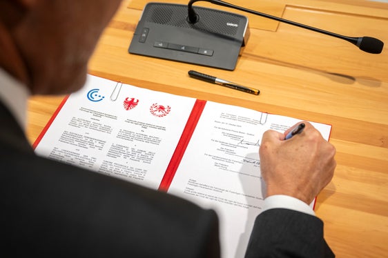 Landeshauptmann, Landesfeuerwehrverbandspräsident und Gemeindenverbandspräsident haben am 14. Oktober das Einvernehmensprotokoll bezüglich der Fahrzeuge der Freiwilligen Feuerwehren im Sitzungssaal der Landesregierung im Landhaus 1 in Bozen unterzeichnet. (Foto: LPA/Fabio Brucculeri)