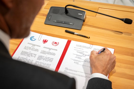 Il 14 ottobre, il presidente della Provincia, il presidente dell'Unione provinciale dei Corpi dei vigili del fuoco volontari e il presidente del Consorzio dei Comuni hanno firmato il protocollo d'intesa relativo ai veicoli dei vigili del fuoco volontari nella sala riunioni della Giunta provinciale di Palazzo Widmann, a Bolzano. (Foto: USP/Fabio Brucculeri)