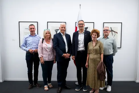 Der neue Vorstand des Verbandes der Fremdenführer und Reiseleiter Südtirols stattete Landeshauptmann Arno Kompatscher und Landesrat Luis Walcher einen Antrittsbesuch ab (von links): Landesrat Luis Walcher, die scheidende Präsidentin Petra Überbacher, Präsident Markus Perwanger, Landeshauptmann Arno Kompatscher sowie die Vorstandsmitglieder Maria Gall Prader und Stefan Demetz. (Foto: LPA/Fabio Brucculeri)