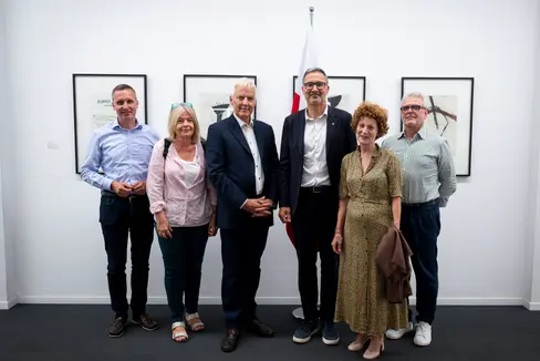 Il nuovo Direttivo dell'Associazione delle guide turistiche e degli accompagnatori turistici dell'Alto Adige ha fatto visita al presidente della Provincia Arno Kompatscher e all'assessore al Turismo Luis Walcher (da sinistra): l'assessore Luis Walcher, la presidente uscente Petra Überbacher, il presidente Markus Perwanger, il presidente della Provincia Arno Kompatscher e i membri del consiglio direttivo Maria Gall Prader e Stefan Demetz. (Foto: USP/Fabio Brucculeri)