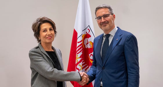 Landeshauptmann Arno Kompatscher beglückwünschtr Michaela Mahlknecht zu ihrer neuen Aufgabe als Chefredakteurin von RAI Südtirol. (Foto: LPA/Fabio Brucculeri)
