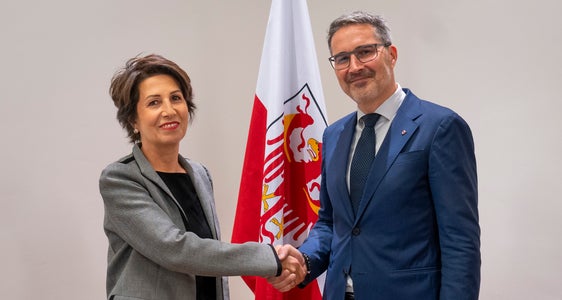 Il presidente Arno Kompatscher si congratula con Michaela Mahlknecht per il suo nuovo ruolo di caporedattrice di Rai Südtirol (Foto: ASP/Fabio Brucculeri)