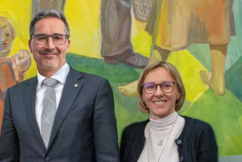 Alla vigilia del 1° maggio, il presidente della Provincia Arno Kompatscher e l'assessora provinciale al Lavoro Magdalena Amhof esprimono i loro auspici e le ambizioni della Giunta provinciale in tema di lavoro, salari adeguati e alloggi a prezzi accessibili (Foto: ASP/Greta Stuefer)