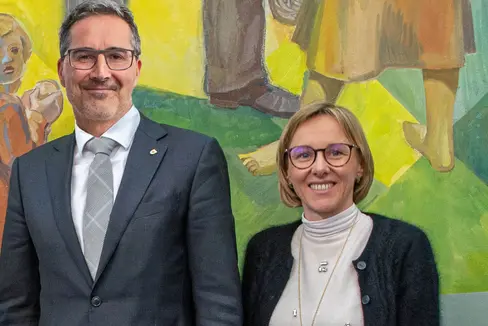 Alla vigilia del 1° maggio, il presidente della Provincia Arno Kompatscher e l'assessora provinciale al Lavoro Magdalena Amhof esprimono i loro auspici e le ambizioni della Giunta provinciale in tema di lavoro, salari adeguati e alloggi a prezzi accessibili (Foto: ASP/Greta Stuefer)