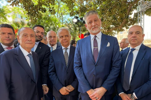 Landeshauptmannstellvertreter Marco Galateo (3.v.l.) hat, neben dem Präsident der Region Sizilien Renato Schifani (2.v.l.), Justizminister Carlo Nordio (4.v.l.), Innenminister Matteo Piantedosi (3.v.r.) und Kulturminister Alessandro Giuli (2.v.r.), an den Gedenkfeiern an die Mafia-Anschläge in Capaci teilgenommen. (Foto: LPA)