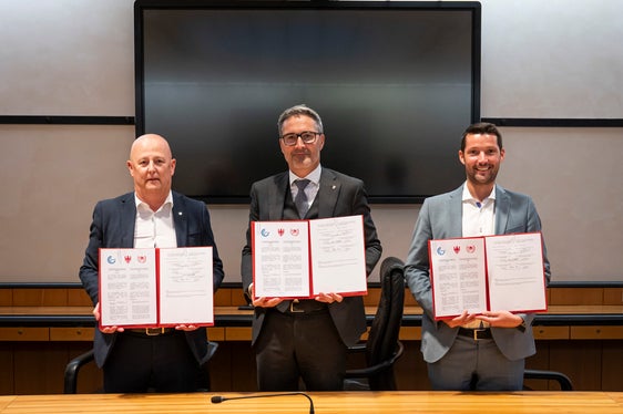 Nach der Unterzeichnung des Einvernehmensprotokolls bezüglich der Fahrzeuge der Freiwilligen Feuerwehren Südtirols: (von links) der Präsident des Landesverbandes der Freiwilligen Feuerwehren Südtirols Martin Künig, Landeshauptmann und Bevölkerungsschutzlandesrat Arno Kompatscher, der Präsident des Südtiroler Gemeindenverbandes Dominik Oberstaller. (Foto: LPA/Fabio Brucculeri)