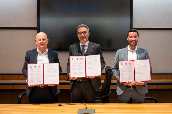 Dopo la firma: da sinistra il presidente dell'Unione provinciale dei Corpi dei vigili del fuoco volontari dell’Alto Adige Martin Künig, il presidente della Provincia Arno Kompatscher e il presidente del Consorzio dei Comuni Dominik Oberstaller. (Foto: USP/Maja Clara)