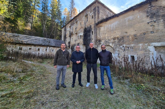 Da sinistra a destra: il consigliere comunale Curti Covi, l'assessore Christian Bianchi, il sindaco di Dobbiaco Martin Rienzner e il consigliere comunale Matteo Andronico. (Foto: USP/Gianluca Crocco)