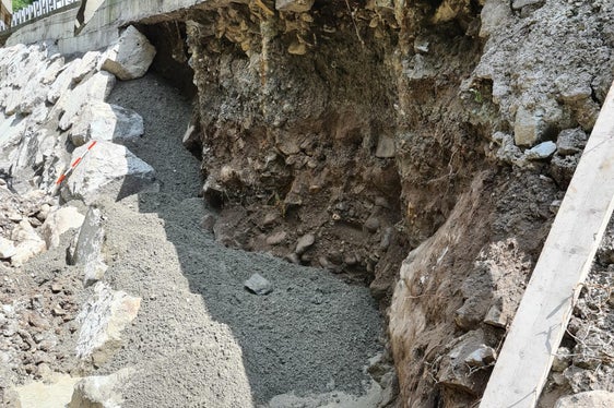 Kurz nach dem Tunnel bei Waidbruck ist die Ufermauer des Grödnerbachs entlang der Staatsstraße ins Grödner Tal massiv unterspült, die Wildbachverbauung führt die Arbeiten zur Instandsetzung aus. (Foto: LPA/Landesamt für Wildbach- und Lawinenverbauung Nord )