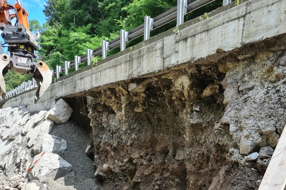 Una fase dei lavori che hanno preso il via nel mese di luglio lungo la strada statale 242 di Val Gardena e Passo Sella. (Foto: ASP/Ufficio Sistemazione bacini montani nord)