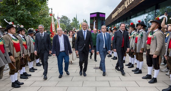 Agli Euregio-Days di Alpbach, tradizione e futuro si incontrano. Nella foto: l’arrivo dei presidenti dei tre territori e degli ospiti d’onore presso il Congress Centre nel 2025. (Foto: Land Tirol/Sedlak)